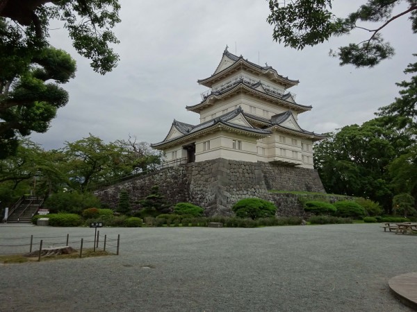 Odawara Castle was amazing. This building is enormous, you could drive a semi truck through that front door. 